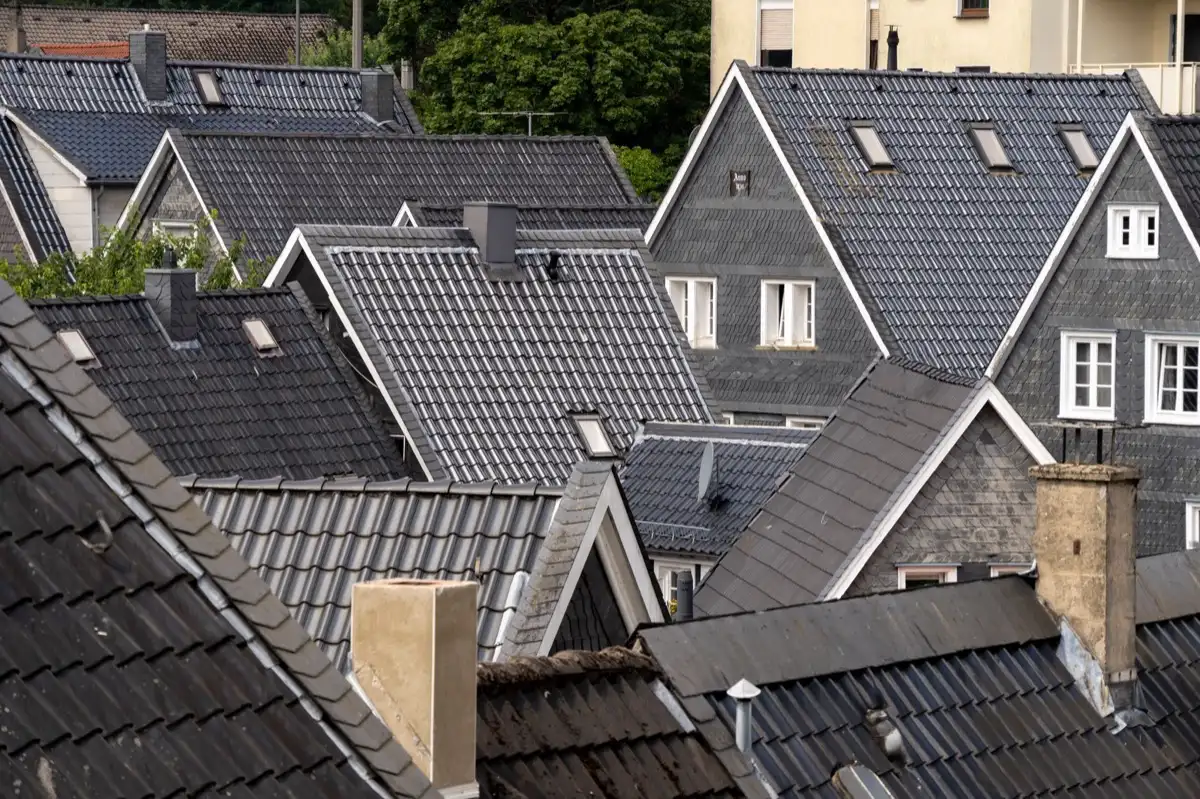 Steep roof eaves and gutter lines on houses in Sterling Heights, MI